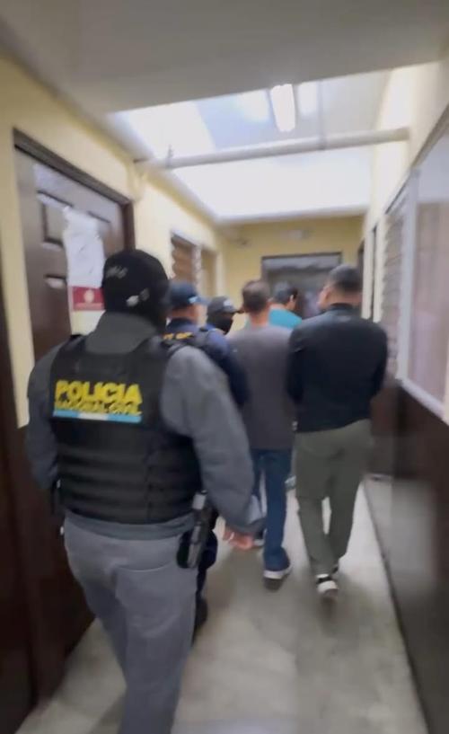 La supuesta víctima de secuestro fue capturada junto a otros tres hombres. (Foto: PNC)