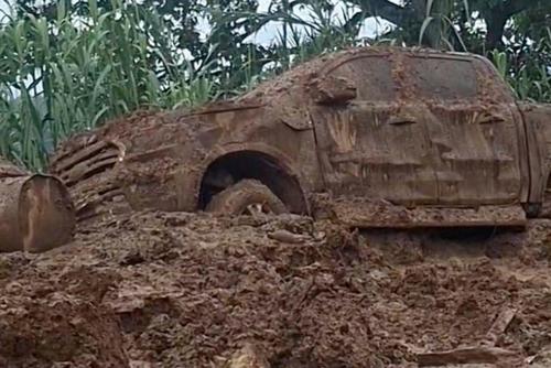 Un picop quedó bajo el lodo y la tierra. (Foto: Wilder López/Soy502)
