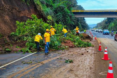 El derrumbe se produjo en el kilómetro 49.9 de la autopista Palín-Escuintla. (Foto: Covial)
