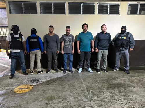 Los cuatro hombres fueron capturados mientras simulaban un secuestro. (Foto: PNC)