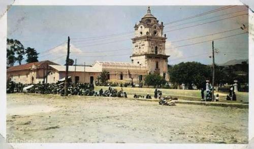 Así lucía la torre y la Plaza Cívica en 1920. (Foto: Alfonso Guárquez/Colaborador)