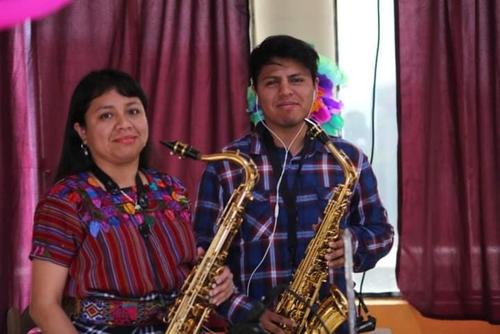 En ocasiones, ha compartido el escenario con su hermano, con quien tiene una academia musical. (Foto: Alfonso Guárquez/Colaborador)