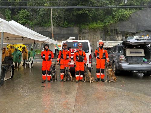 Este miércoles continuarán apoyando en la búsqueda de la persona soterrada. (Foto: Bomberos Voluntarios)