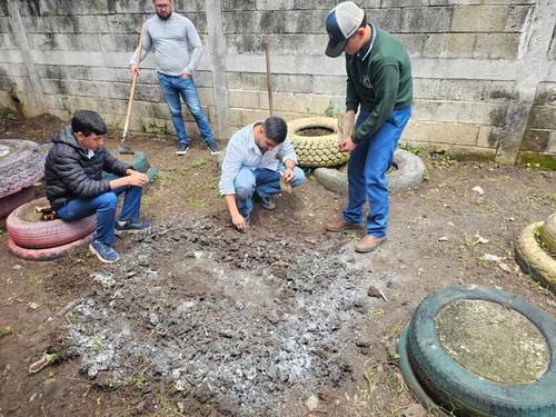Los estudiantes deben conocer a cerca del manejo de suelos. (Foto: Erick Colop/Colaborador)