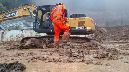 Durante seis horas de búsqueda ya se identificó un punto de probable localización de persona soterrada. (Foto: Bomberos Voluntarios)