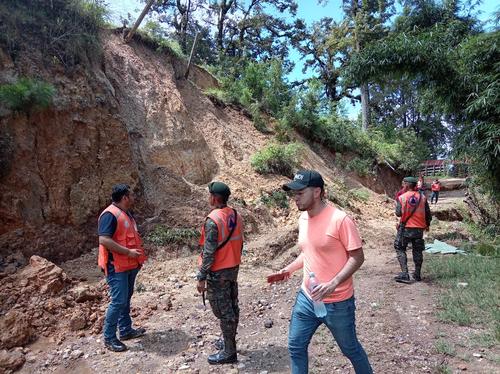 Los deslizamientos de tierra han sido uno de los principales problemas que afectan las carreteras. (Foto: Ejército de Guatemala)