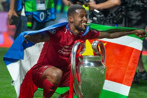 Georginio Wijnaldum luce una bandera con los colores de Países Bajos y Surinam.