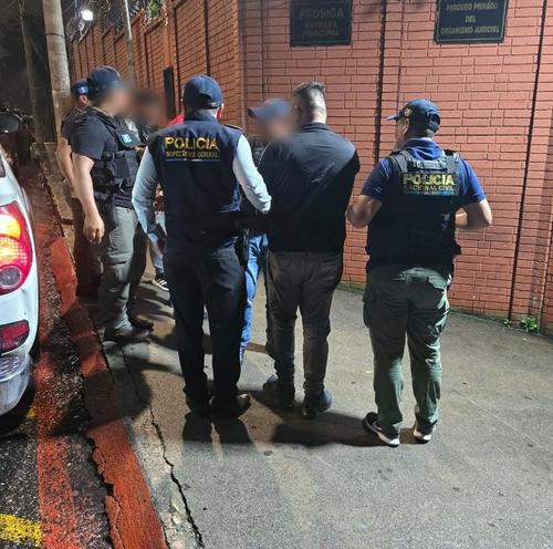 Los agentes capturados exigieron un pago de Q10 mil a cambio de no detener a su víctima. (Foto: PNC)