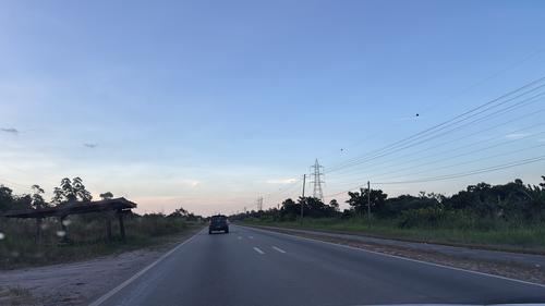 El Aeropuerto Internacional Johan Adolf Pengel, de Surinam, queda a más de 50 kilómetros de la capital, Paramaribo. En el camino, de casi solo rectas, se encuentran muy pocos comercios y casas. (Foto: Pedro Mijangos)