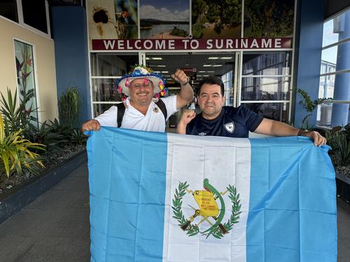 ¿De dónde es usted? Se preguntaron uno a otro de los aficionados y ambos respondieron casi al unísono, "de Chiquimula", al tiempo de pegarse una carcajada. Se conocieron a cientos de kilómetros de su querido departamento. (Foto: Pedro Mijangos)