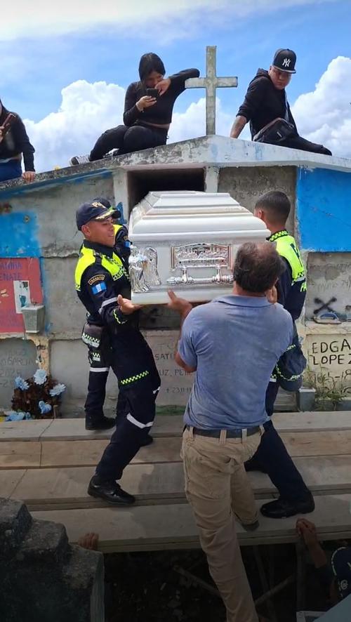 Compañeros de Brenda Chivalán le dieron el últimos adiós este miércoles. (Foto: captura de video de Municipalidad de Palencia)