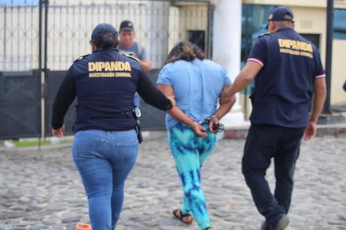 Las dos mujeres detenidas son acusadas del delito de extorsión. (Foto: PNC)