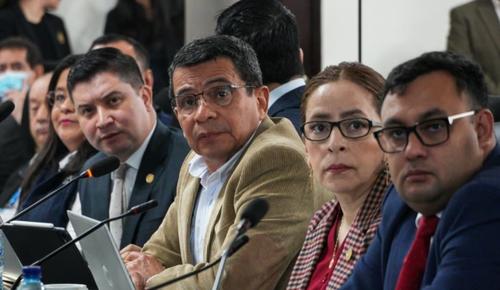 El jefe del CIV, Miguel Ángel Díaz, (al centro) remarcó el daño en la carretera a El Salvador, debido al derrumbe ocurrido el pasado lunes. (Foto: Wilder López/Soy502)