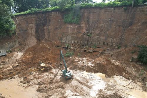 Las labores de limpieza continúan en el kilómetro 24 de la carretera a El Salvador. (Foto: Estuardo Paredes/Nuestro Diario)