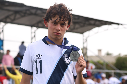 Jorge de León, seleccionado de Guatemala con la medalla de subcampeón. Venía de anotarle un golazo a Panamá. 