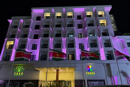 Las banderas verde, blanco, roja y amarillo que identifican a Surinam, ondean frente al edificio de seis niveles ubicado en el corazón de la capital de este país. (Foto: Pedro Mijangos)