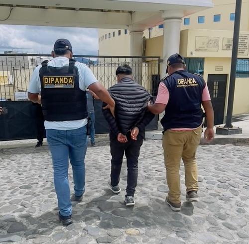Uno de los capturados fue identificado como Juan "N", quien es requerido por un juzgado de Quiché. (Foto: PNC)