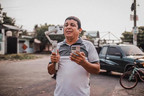 Don Roberto Santizo en pleno ejercicio de sus labores. (Foto: Magy Ortega/Colaboradora)