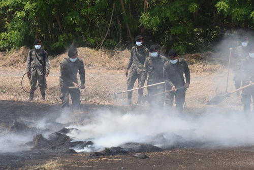 Los soldados suelen trabajar junto a los Bomberos Voluntarios para sofocar las llamas. (Foto: Henry López/Colaborador)