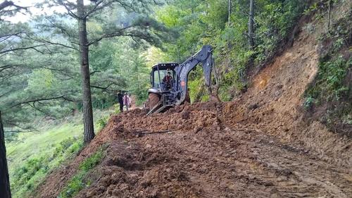 Autoridades coordinan para restablecer el servicio de agua afectado por las lluvias en Concepción Las Minas. (Foto: Conred)