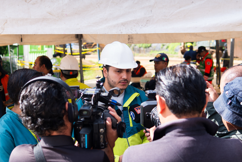 Rustrián durante una inspección en el área del derrumbe ocurrido en el km 24 de la ruta a El Salvador, jurisdicción de Fraijanes. (Foto: Cortesía/Soy502)