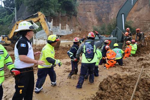 Momento en que se hicieron los rescates. (Foto: Leandro Amado/Bomberos Voluntarios)