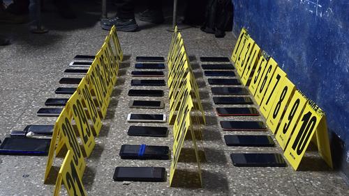 Celulares incautados durante una requisa. (Foto: PNC)