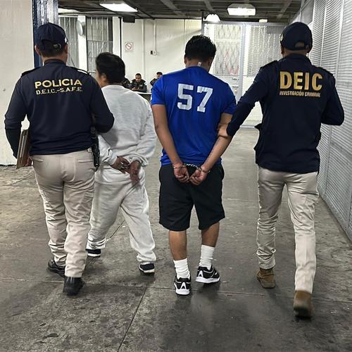 Dos connacionales deportados fueron detenidos en la Fuerza Aérea. (Foto: PNC)