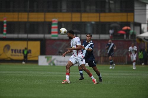López tuvo dificultades para desplegar su juego ante el conjunto sudamericano. (Foto: Juan Pablo Mijangos / Nuestro Diario)