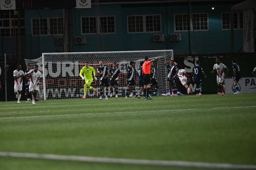 Hagen no alcanzó a detener el potente disparo de Misidjan que terminó en gol. (Foto: Pedro Pablo Mijangos / Nuestro Diario)