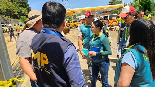 Fiscales y representales de ministerios e instituciones llegaron al área del derrumbe. (Foto: Estuardo Paredes/colaborador)
