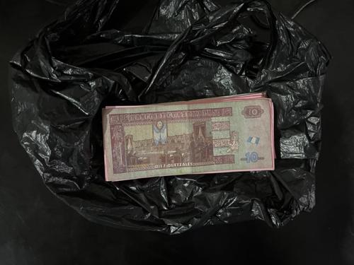 Se contabilizó Q10mil y cocaína al ser capturado. (Foto: PNC)