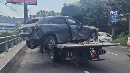 Con apoyo de una grúa se logró la extracción del vehículo. (Foto: PMT de Villa Nueva)