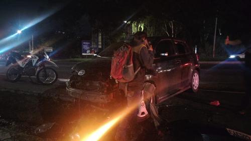 El automóvil quedó empotrado en la subida de Villalobos. (Foto: PMT de Villa Nueva)