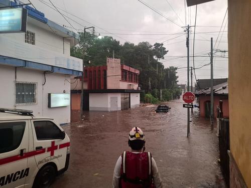 La Cruz Roja Guatemalteca rescató a una persona que estaba atrapada en un vehículo. (Foto: Cruz Roja Guatemalteca)