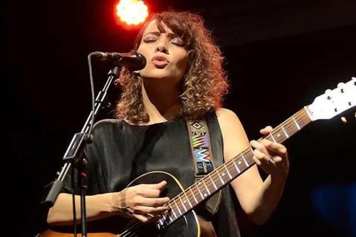 Radiante y agradecida, Gaby Moreno muestra la página en la que aparece con un look relajado. (Foto: X)