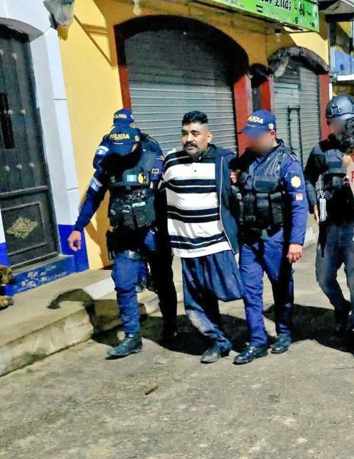 Black Demon bajo custodia siendo auxiliado por agentes PNC. (Foto: PNC) 