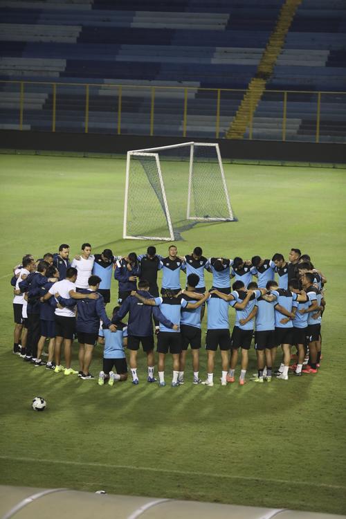 Antes de iniciar el entreno, la Sele hizo una oración en el centro del campo del estadio Cuscatlán. (Foto: Juan Mijangos)