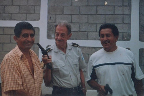 Participó en una película en Guatemala junto a Mario Almada (al centro). (Foto: Cortesía)