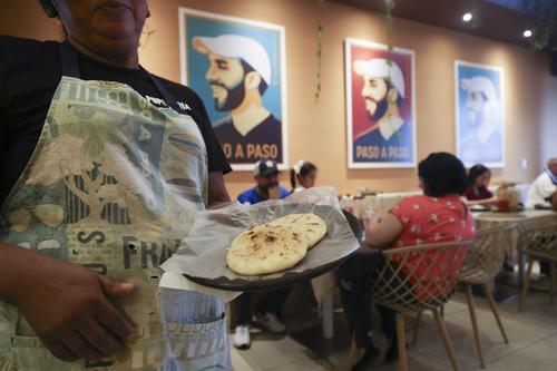 Pupusas de arroz, con relleno de queso y chicharrón, servidas en el restaurante Franco´s, ubicado en el Centro Histórico y que fue apadrinado por el presidente Nayib Bukele. (Foto: Juan Mijangos)
