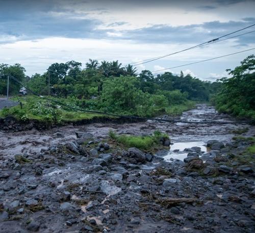 El lahar arrastra una mezcla de agua, material volcánico, ramas, troncos y bloques de roca. (Foto: Conred)