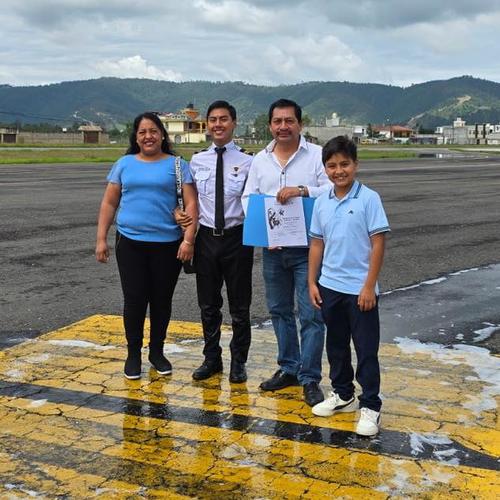 Franklin junto a su familia cuando recibió su diploma. (Foto: redes sociales)