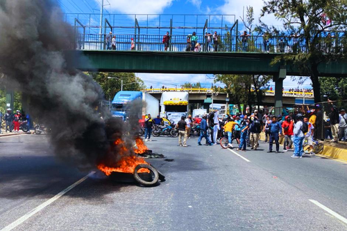 Las principales arterias de la capital fueron bloqueadas debido a inconformidades con la emisión de un seguro obligatorio contra terceros. (Foto: Juan Carlos Pérez/Soy502)