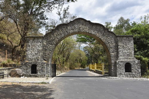 El Arco de Piedra en Amatitlán es uno de los monumentos más antiguos del municipio, y se localiza por la carretera vieja, en la salida a Villa Nueva. (Foto: Daniel Dávila/Colaborador)