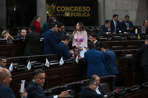 Tras una larga jornada de negociaciones y varias enmiendas, el Congreso aprobó en tercera lectura la ley antipandillas. (Foto: AFP/Soy502)