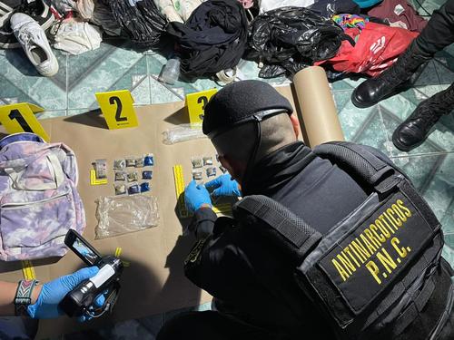 A los detenidos se les incautó droga. (Foto: PNC)