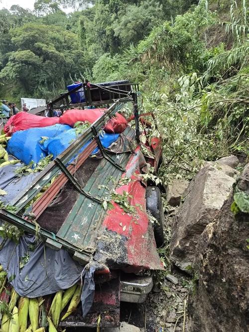 Un picop ha quedado con serios daños en el lugar. (Foto: redes sociales)