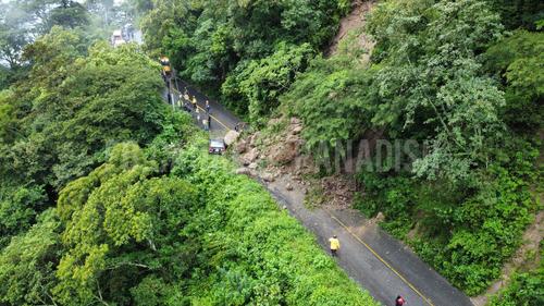 Ruta bloqueada debido a derrumbe de grandes proporciones. (Foto: Canal 6 Panadish)