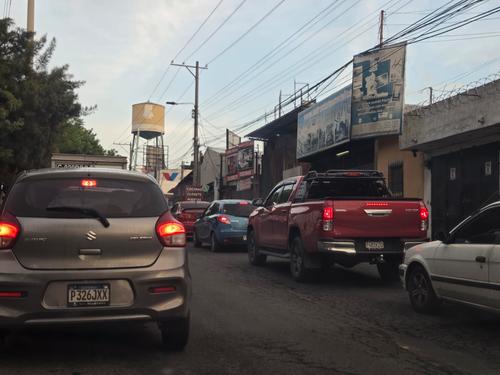 El paso que comunica del Frutal hacia la Petapa ya está saturado. (Foto: Manoel Álvarez/Soy502)