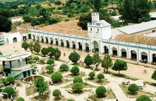Así lucía el edificio y sus alrededores a comienzos de los 70 del siglo XX. (Foto: Leonel Vásquez/Colaborador)